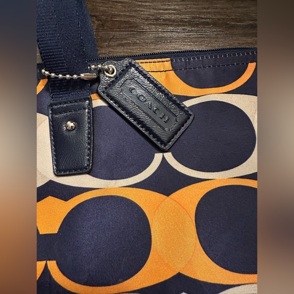 Coach nylon tote bag with hang tag - Picture 3 of 6